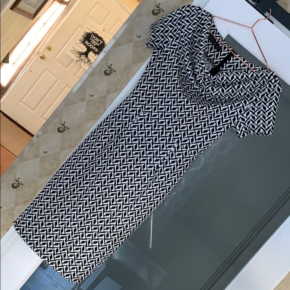 Homeyee Black & White Zipper Back EUC Dress